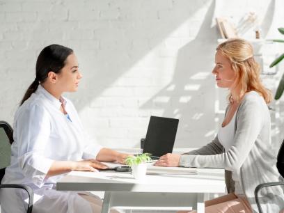 Gespräch Patientin mit Ärztin am Tisch