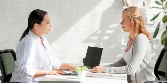 Gespräch Patientin mit Ärztin am Tisch