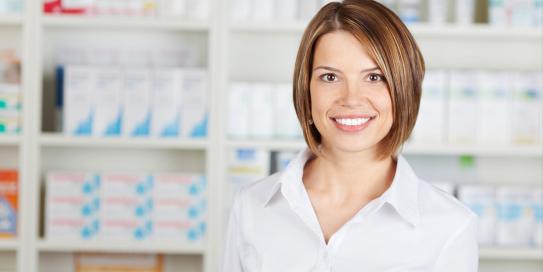 Apothekerin vor Medikamentenregal