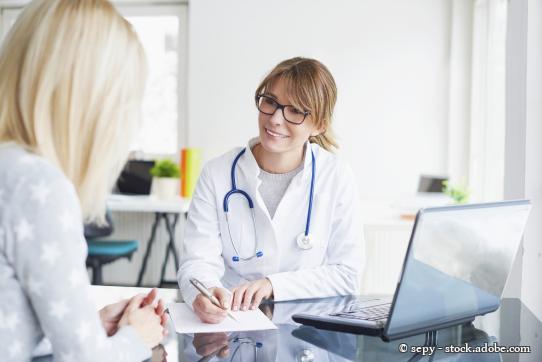 Gespräch zwischen Ärtin und Patientin am Tisch