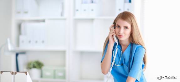 Fachangestellte am Schreibtisch am Telefon