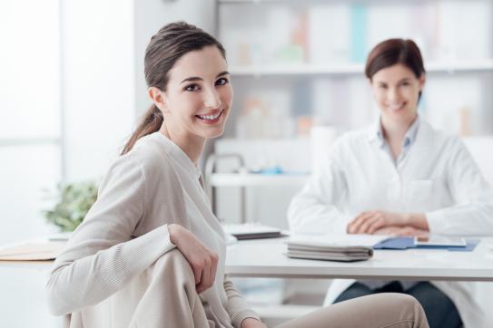 Gespräch Ärztin und Patientin am Schreibtisch