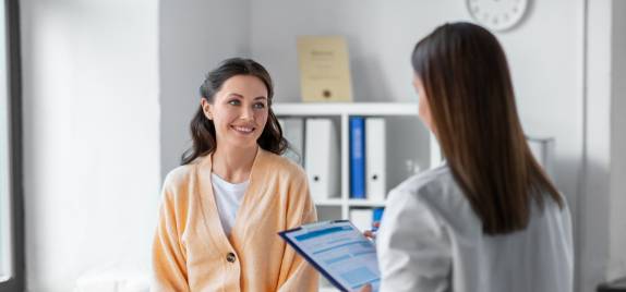 Gespräch Ärztin und Patientin an Liege