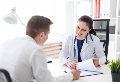 Zwei Ärzte im Gespräch am Tisch