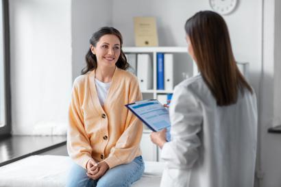Gespräch Ärztin und Patientin an Liege